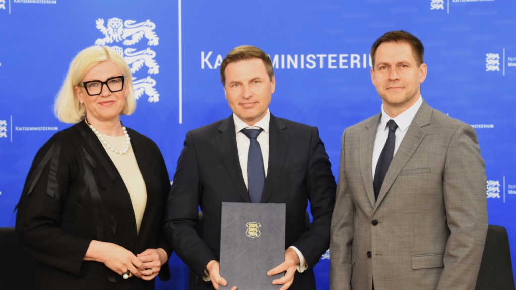 Kaitsekoostöökokkuleppe allkirjastamine. Pildil vasakul Pärnu linnapea Kristel Voltenberg, keskel kaitseminister Hanno Pevkur, paremal RKIK peadirektor Elmar Vaher. 