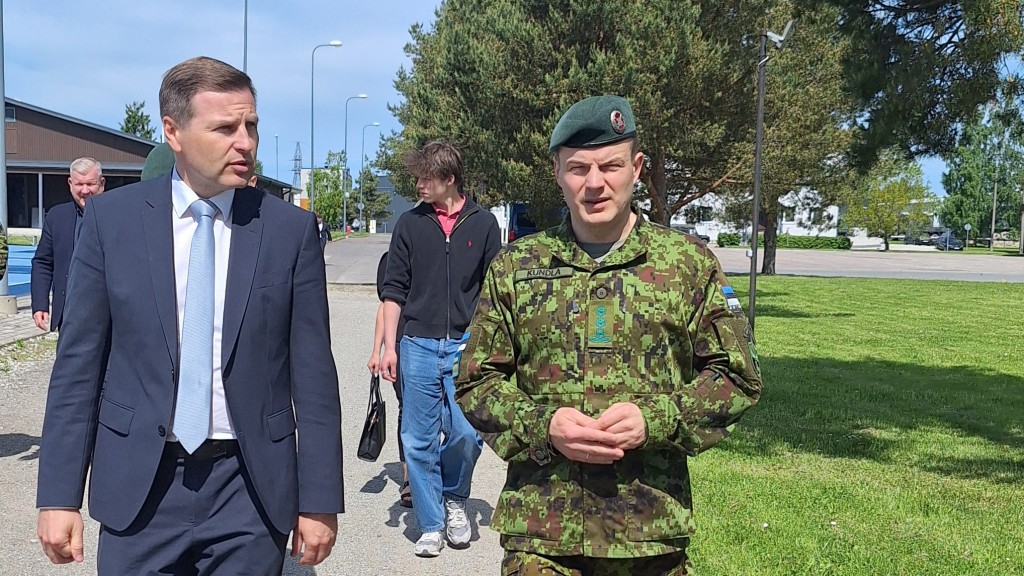 Kaitseminister väisamas Narvat