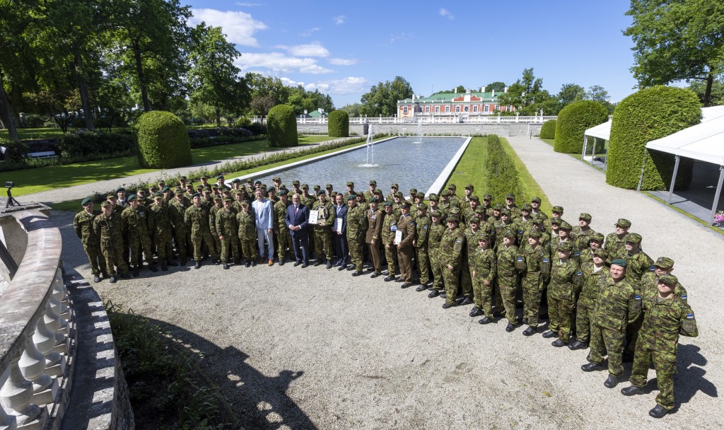 Aasta reservväelane ja aasta reservüksus koos riigipea, kaitseministeeriumi, kaitseväe ja Kaitseliidu esindajatega