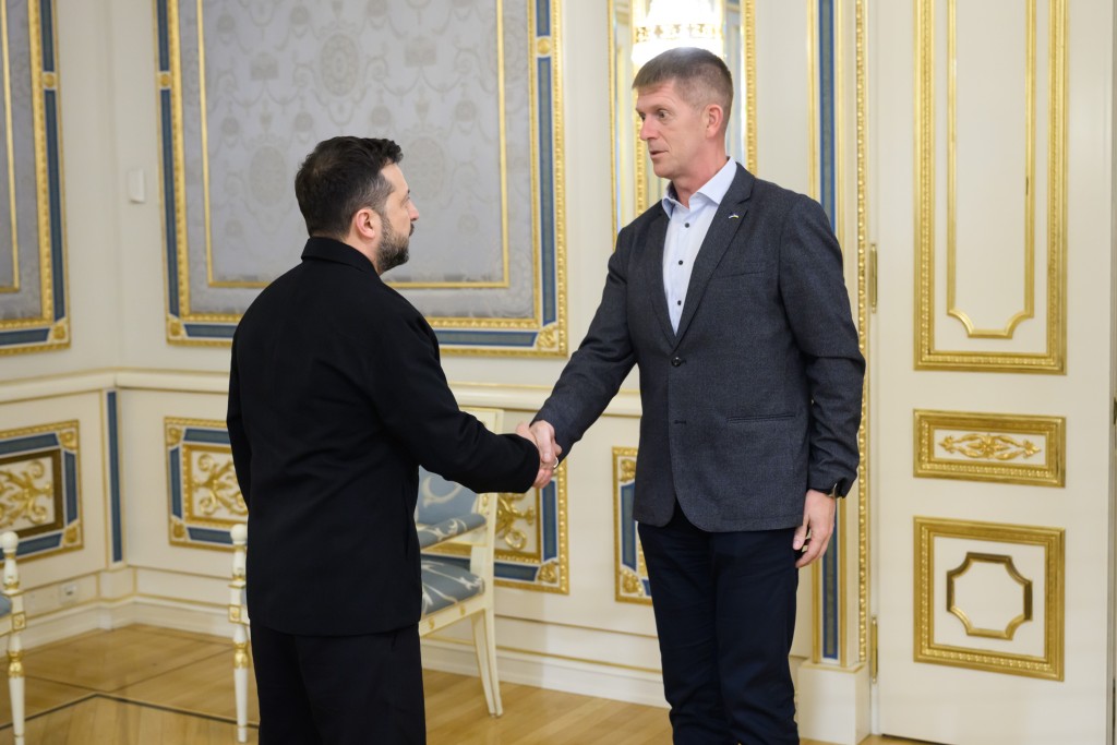 Ukraina president Volodõmõr Zelenskõi ja Eesti kaitseminister Martin Herem 
