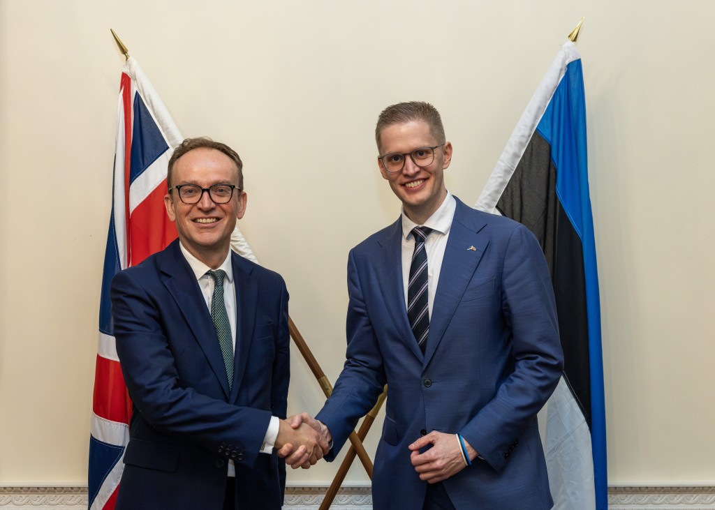 Ühendkuningriigi kaitseministeeriumi kantsler Jeremy Pocklington ja Eesti kaitseministeeriumi kantsler Kristjan Mäe. 